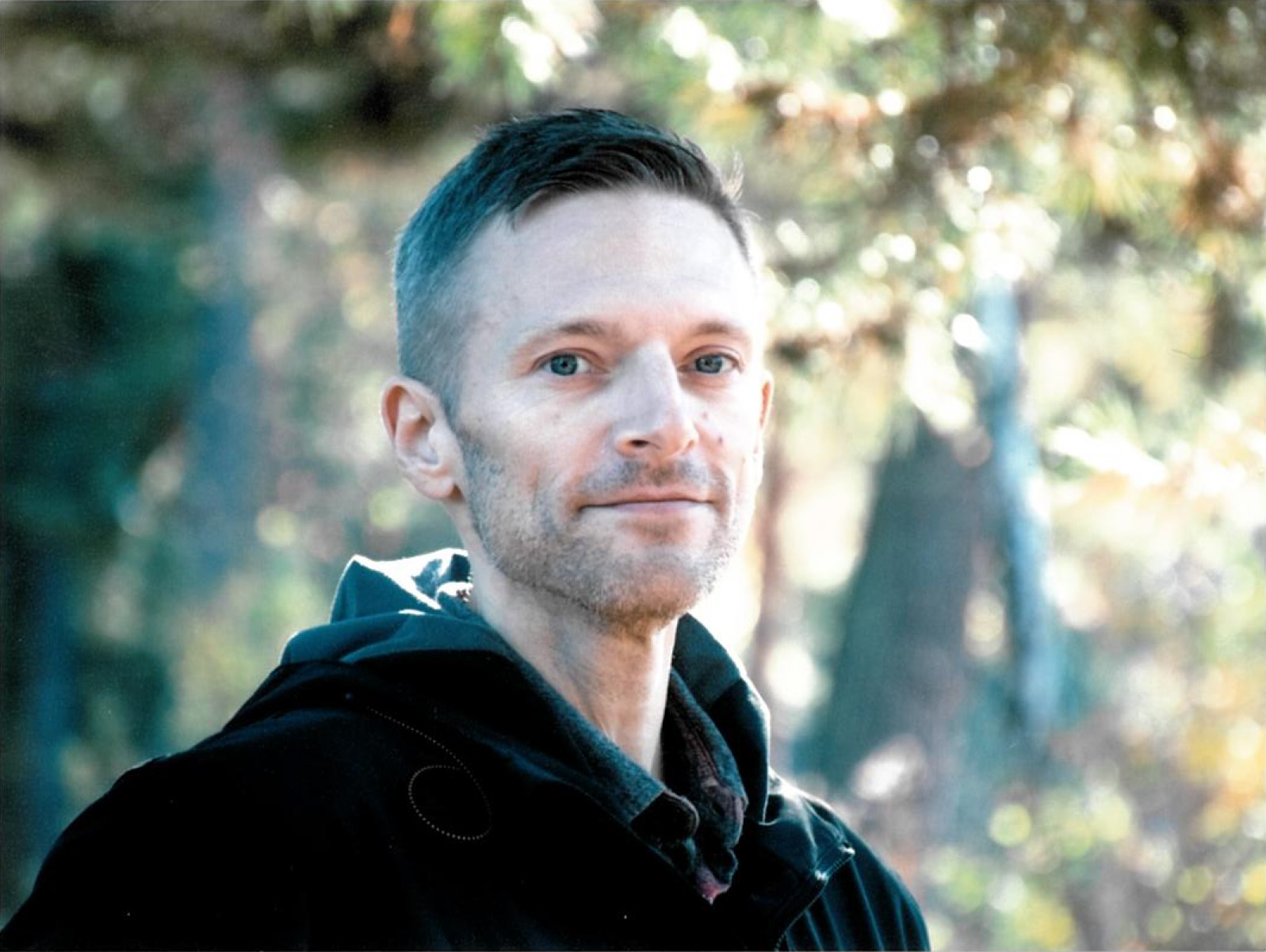 Portettbilde av Cato som smiler mot kamera